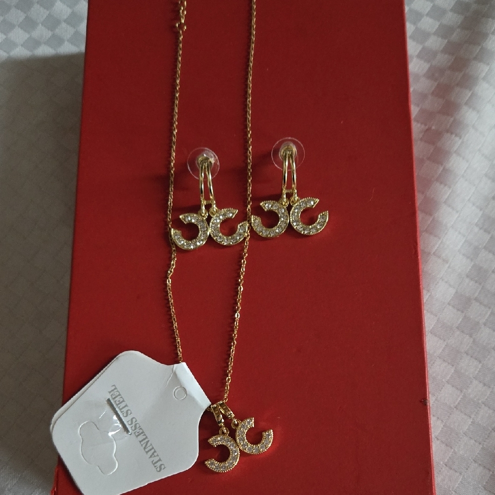 ⚘️Gold- tone  Jewelry Set with Earrings and Necklace